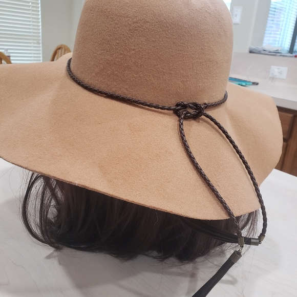 Safari felt bucket hat faux leather braid tassels in camel - Picture 6 of 7